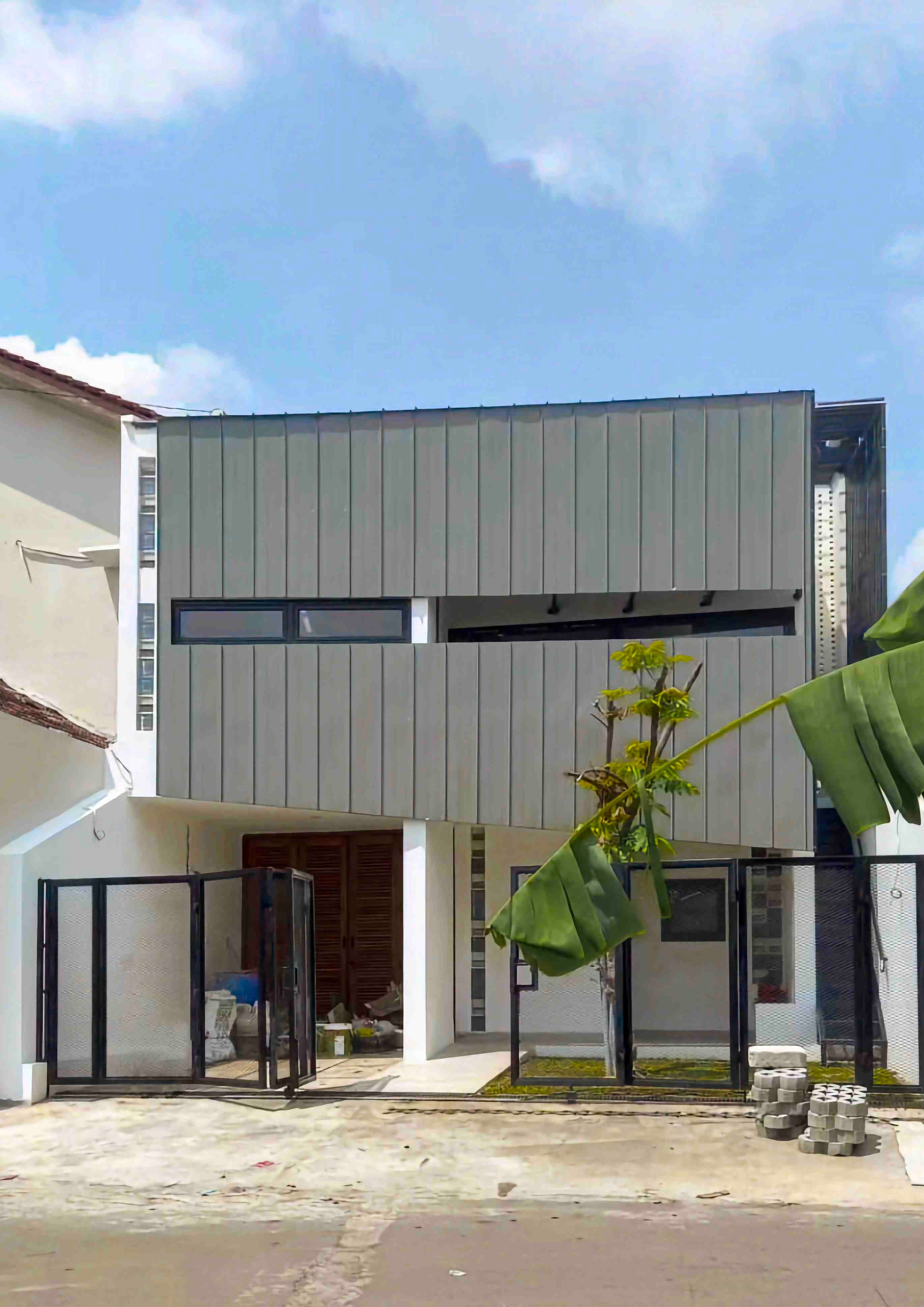 Roji House by Saturasi Architects