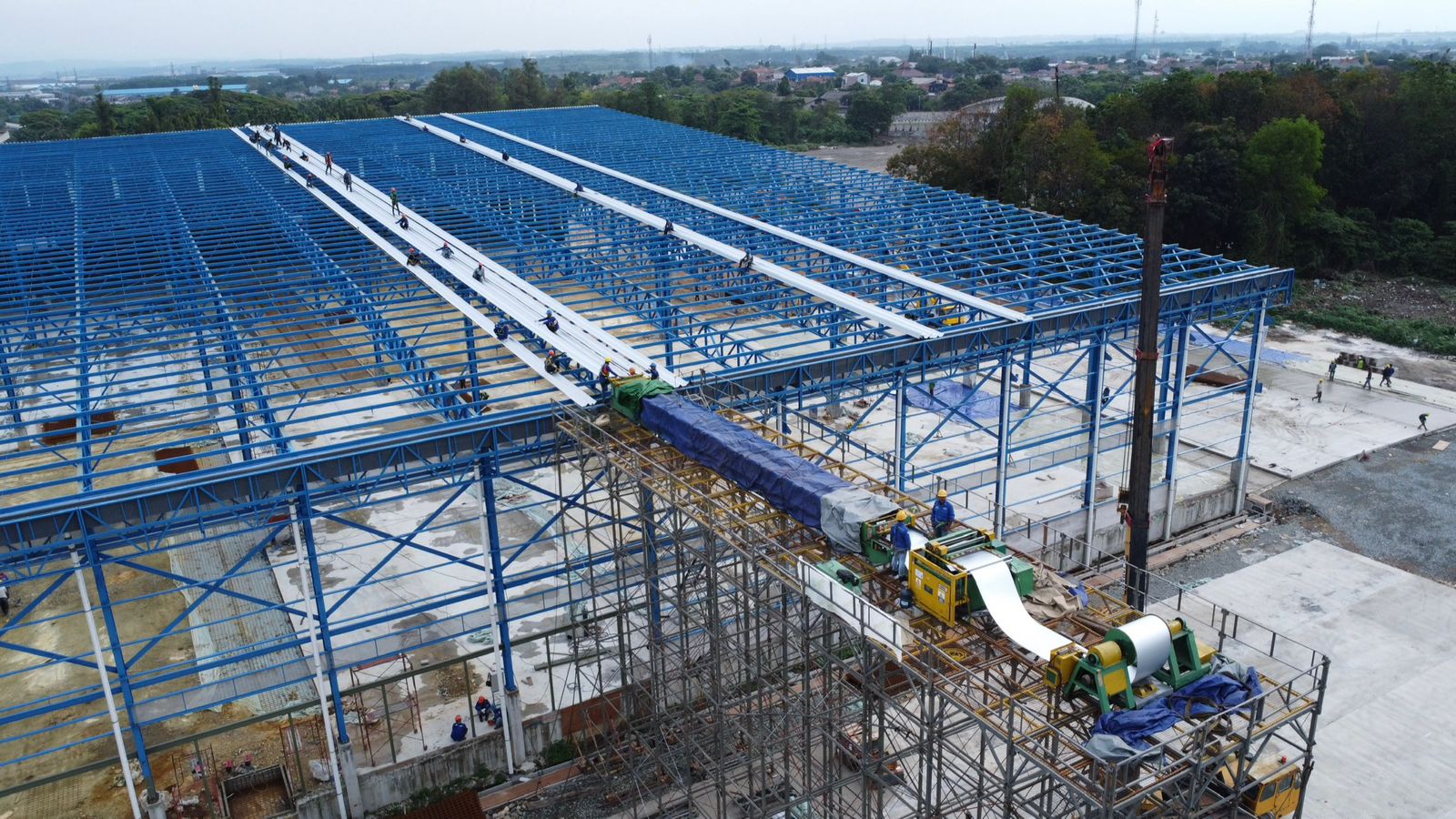 ROLL ON SITE: THE EASY SOLUTION FOR LONG-SPAN ROOFING